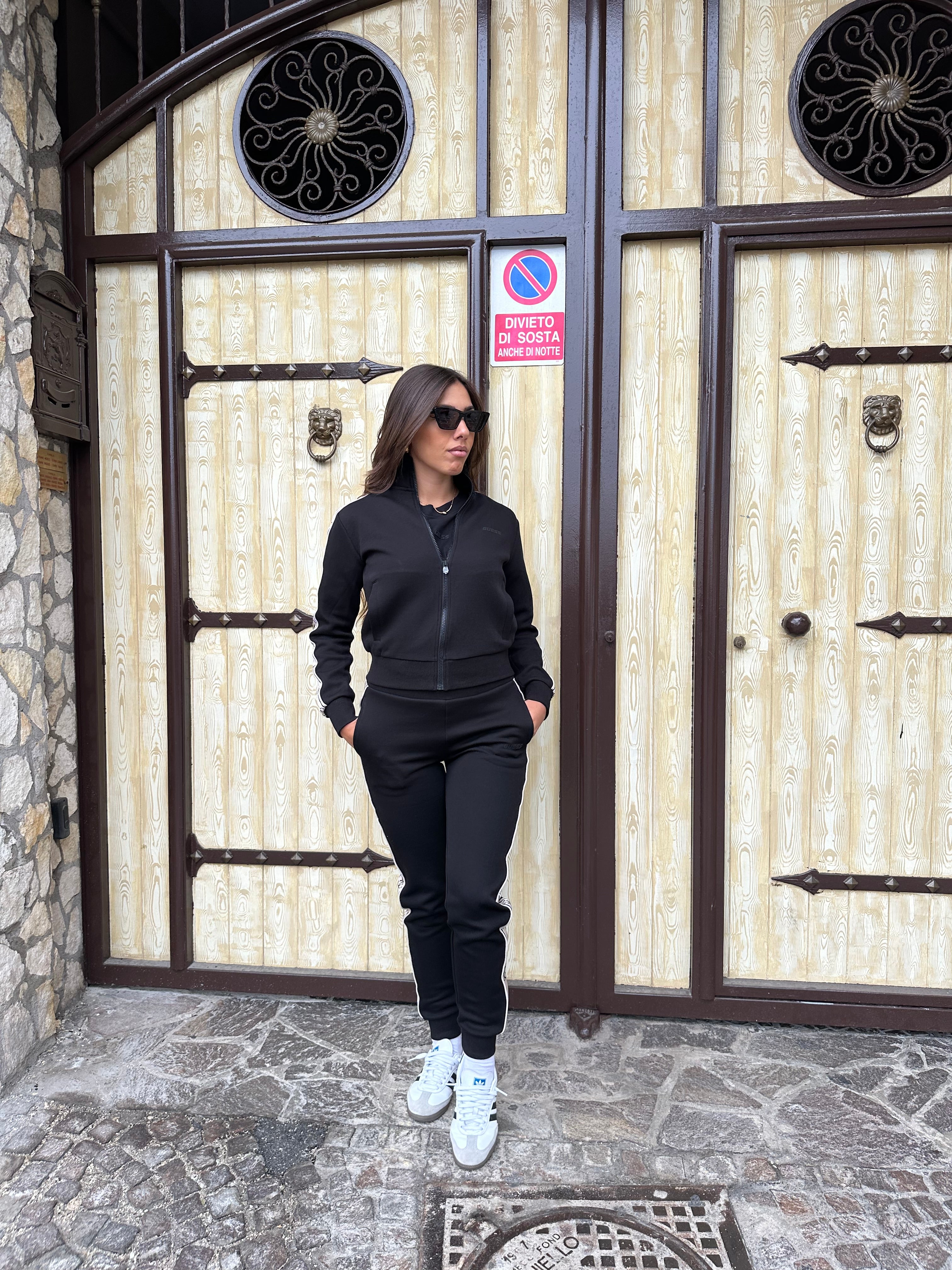 Tuta GUESS V2YQ16KB3P2