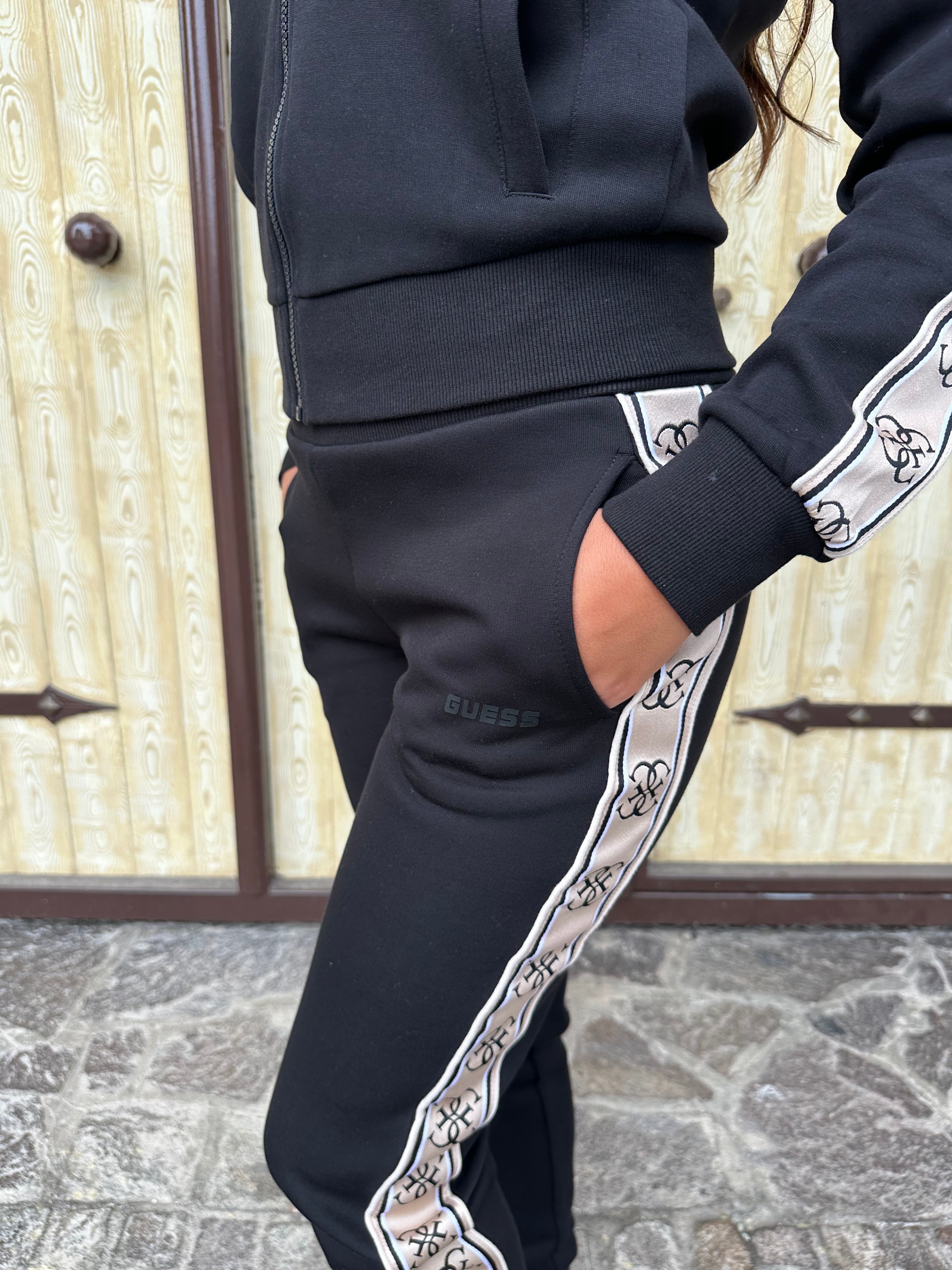 Tuta GUESS V2YQ16KB3P2